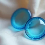 Niebieskie soczewki na brązowe oczy – Jak je dobrać i nosić?